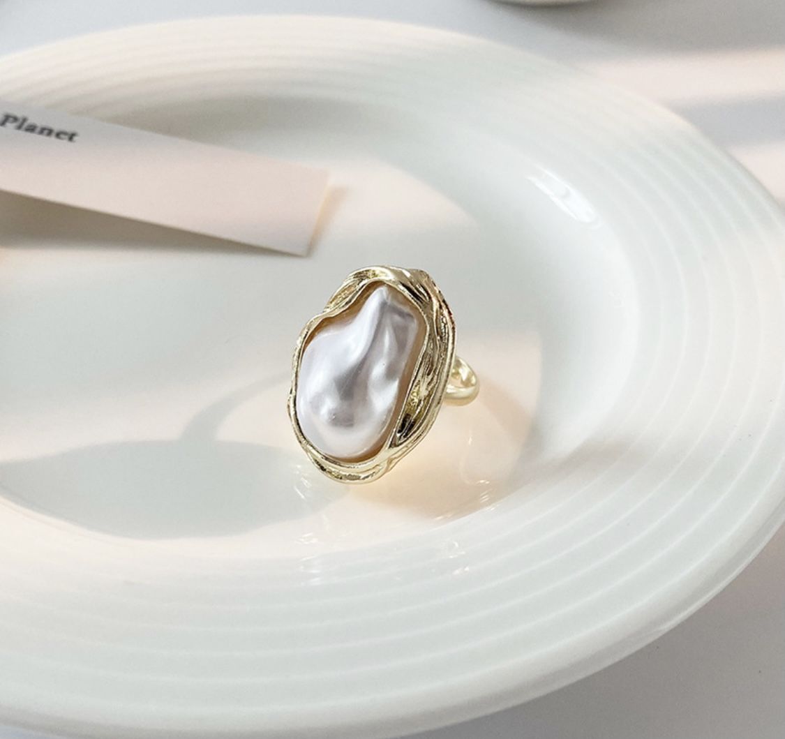 Irregular Border Pearl Statement Ring