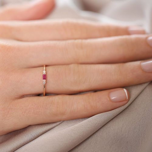 Simple Popular Geometric Engagement Ring Gold Plated Red Stone Ladies Jewelry