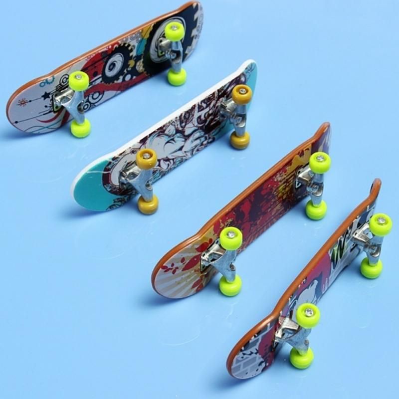 2pcs High Quality Cute Party Favor Kids Children Mini Finger Board Fingerboard Alloy Skate Boarding Toys Gift