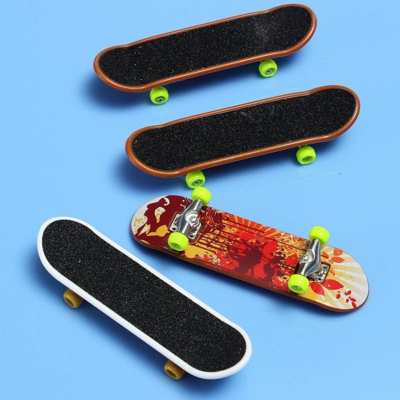 2pcs High Quality Cute Party Favor Kids Children Mini Finger Board Fingerboard Alloy Skate Boarding Toys Gift