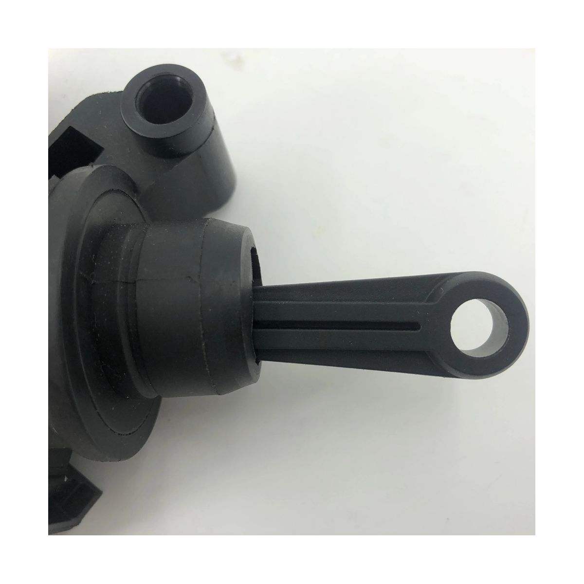 1514344 D65141990A Car Clutch Master Cylinder for Fiesta 2009-2018 2 2008-2010