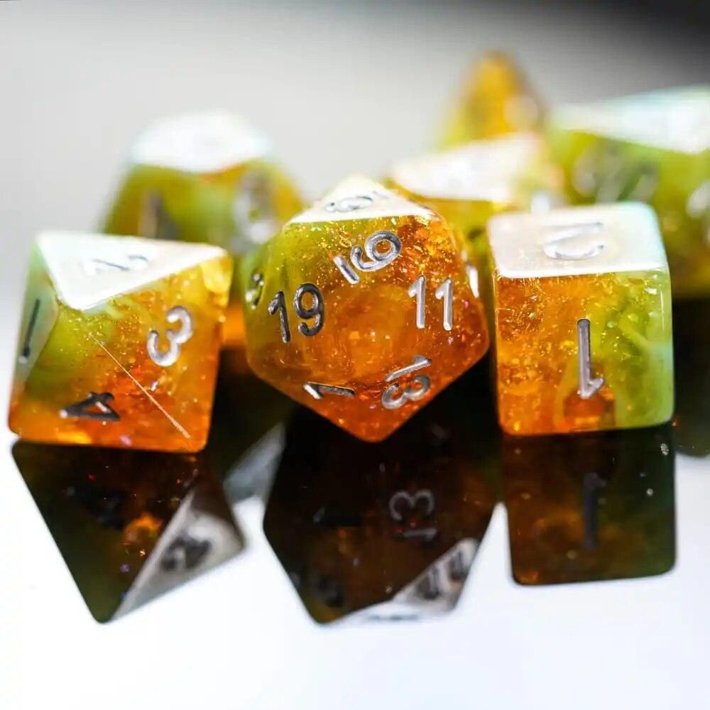 Cusdie 7Pcs Glitter DND Dice Two-tone Resin D&D Dice Colorful Polyhedral Dice Set for Warhammer Role Playing Board Games