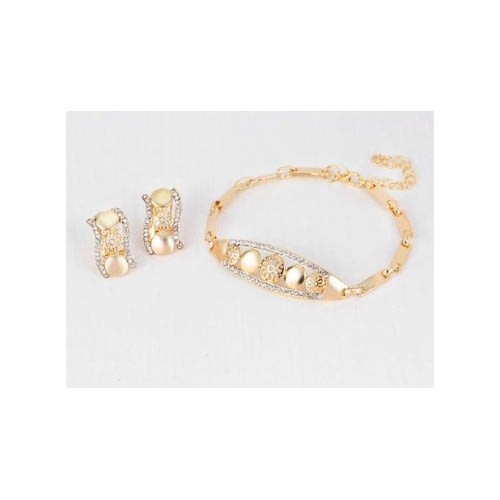 Ladies Necklace And Jewelry Set- Gold