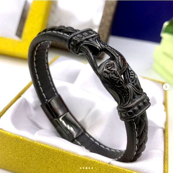 Top-Notch Super Exclusive Rugged & Classic Leather Men Wristwatch + Sophisticated Bracelet
