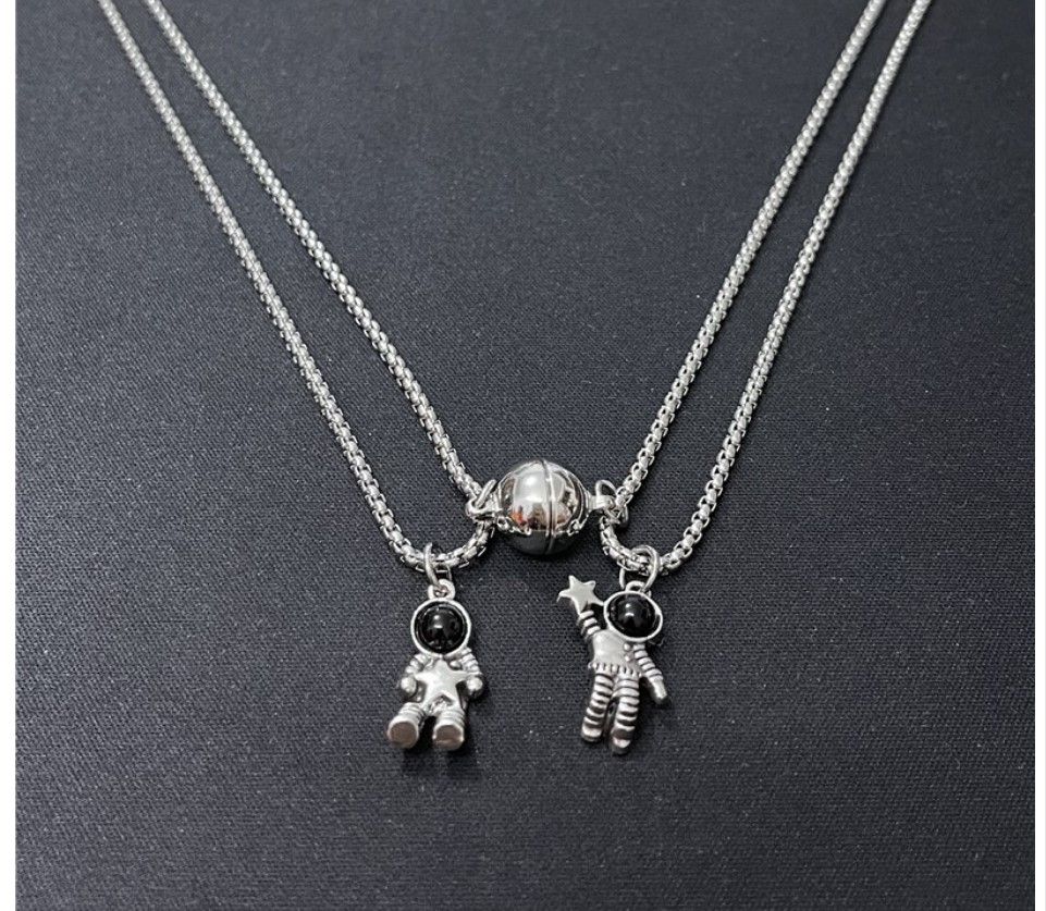 2Pcs/Set Magnetic Astronauts Couple Pendants Necklace For Best Friends Lovers Valentines