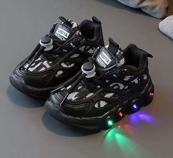 Boys/Girls Fashion Light Up Sneakers - Black