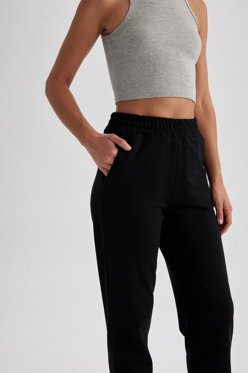 Woman Jogger Fit Knitted Trousers - Black