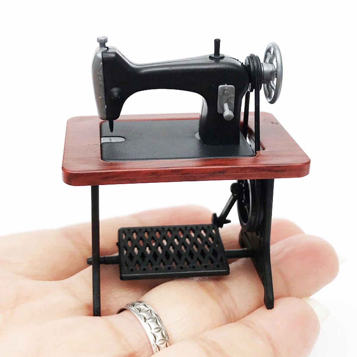 1/24 Doll House Miniature Furniture Sewing Machine Kids Dollhouse Decor Accessories for Dolls House Toys Yellow