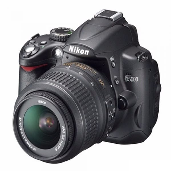 Professional DSLR Digital Camera D5000 + 2.7-inch Articulating LCD