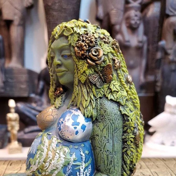 Figurine Statue