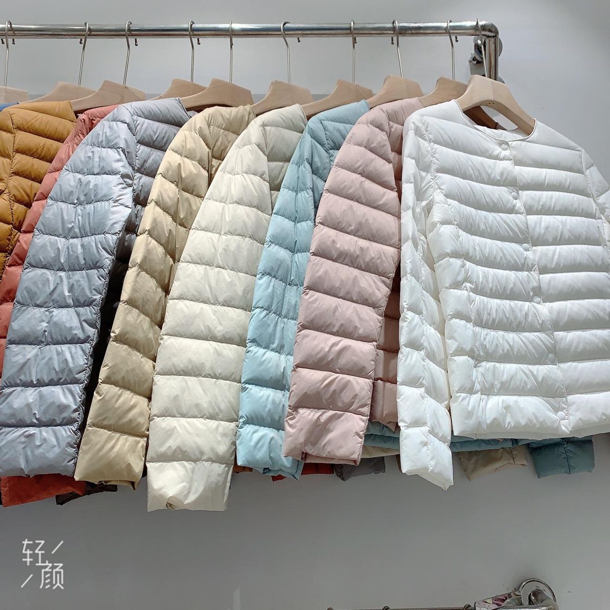 2022 New Round Neck Down Coat for Women's Warm and Thin Inner Tank Short V-Neck Collarless Inner