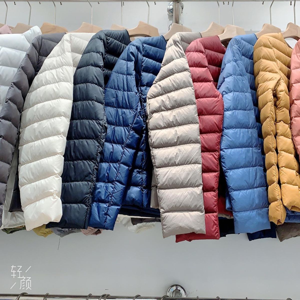 2022 New Round Neck Down Coat for Women's Warm and Thin Inner Tank Short V-Neck Collarless Inner