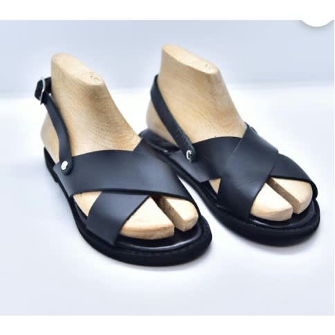 Realwon Classic Crossed Sandals - Black