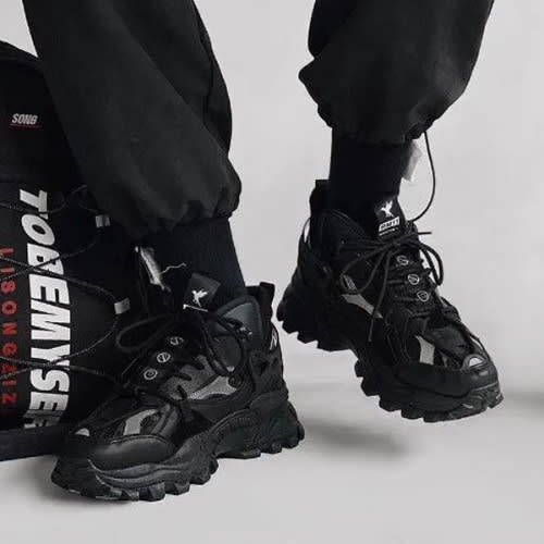 Hi Top Lace Up Sneakers - Black