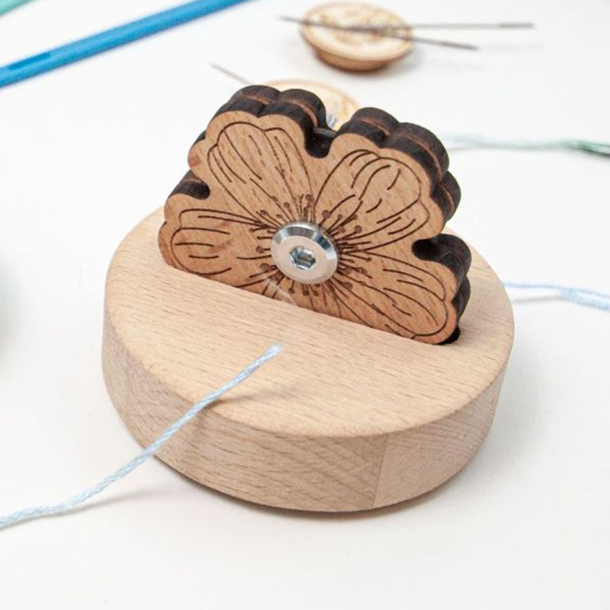 Thread Cutter Flower Shape 1x For Ideal Present Hand Style