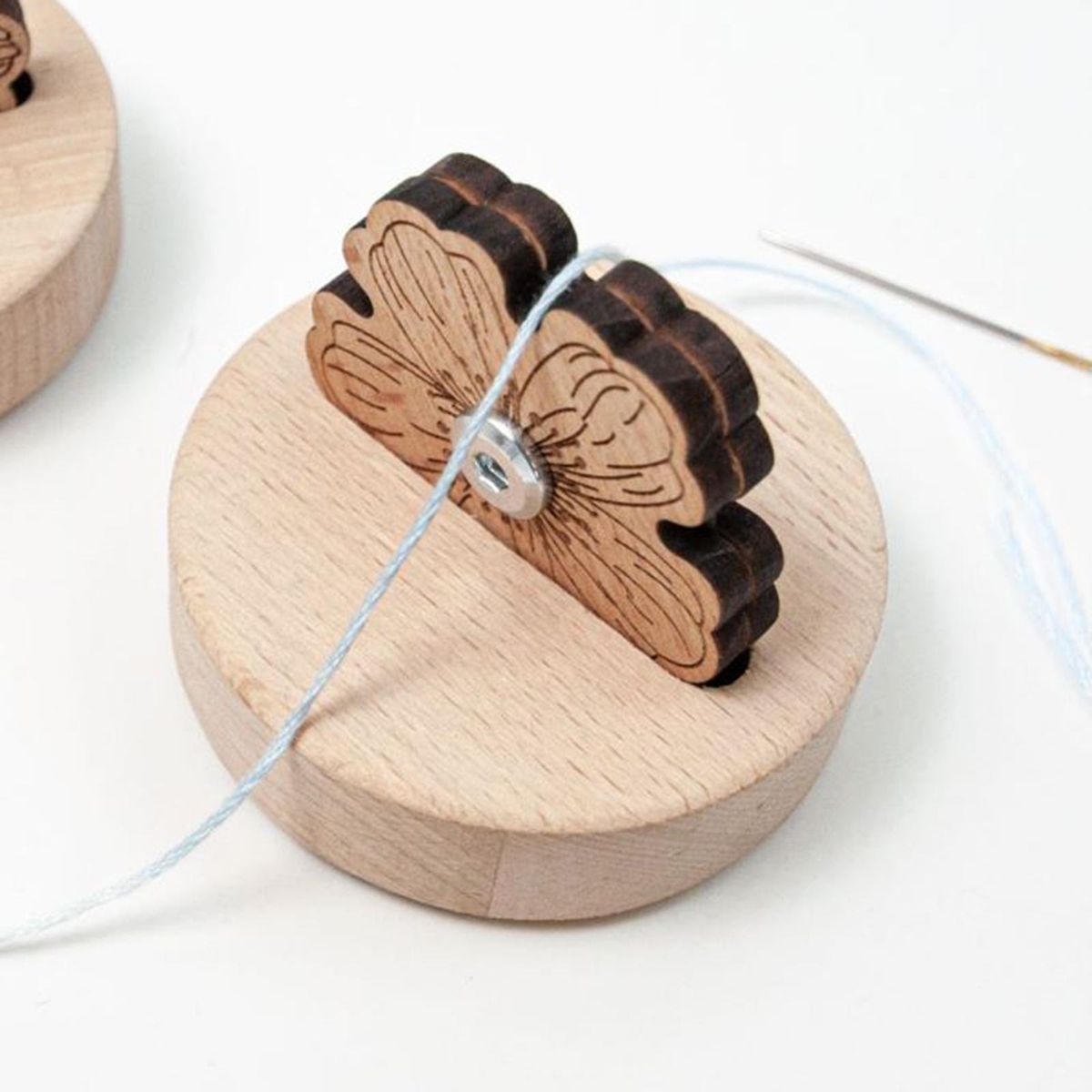 Thread Cutter Flower Shape 1x For Ideal Present Hand Style