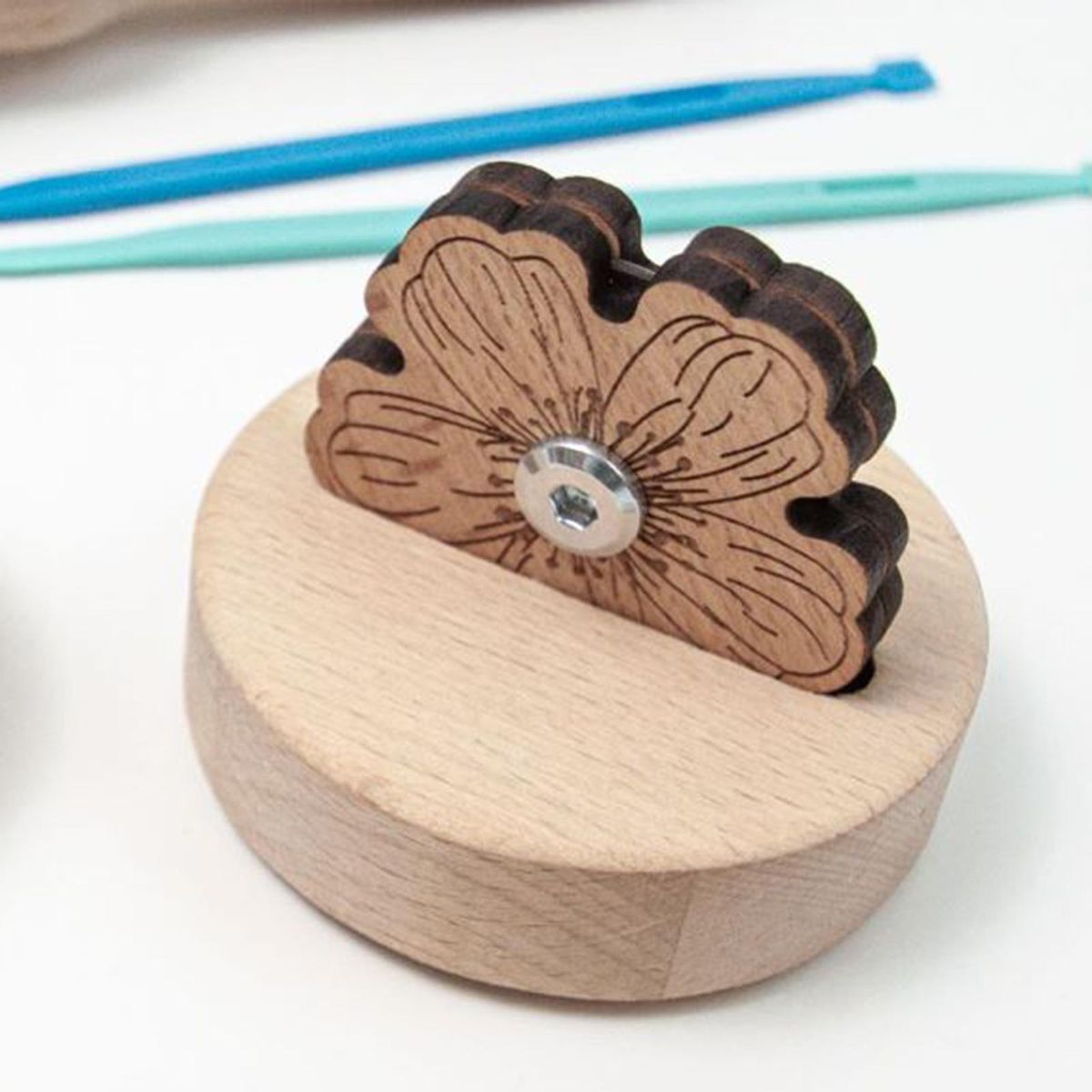 Thread Cutter Flower Shape 1x For Ideal Present Hand Style