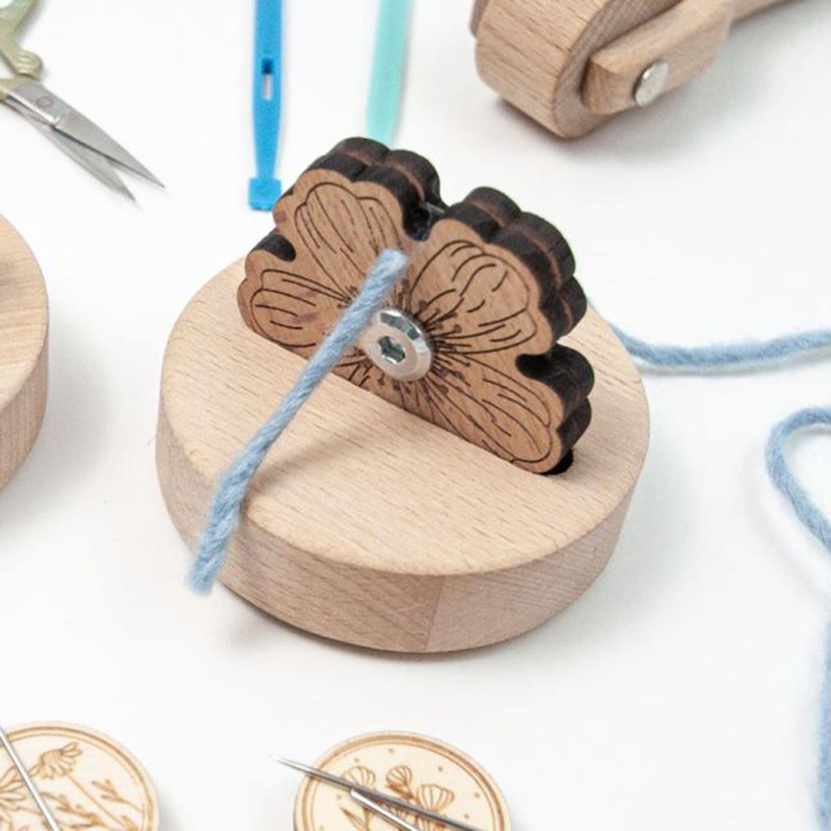 Thread Cutter Flower Shape 1x For Ideal Present Hand Style