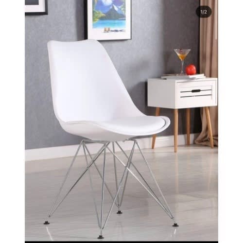 Eames Plastic Chair With Iron Legs