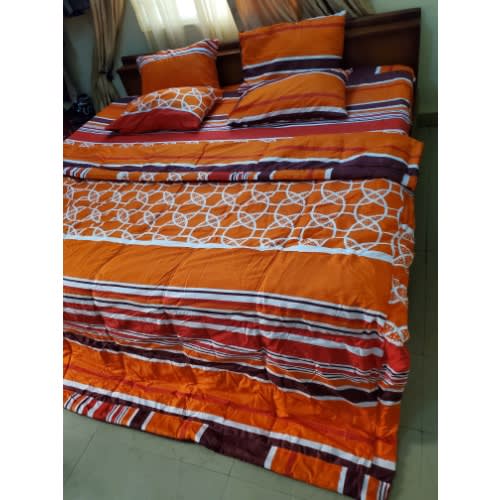 Duvet + Bedsheet And 4 Pillow Covers - 7x7Ft