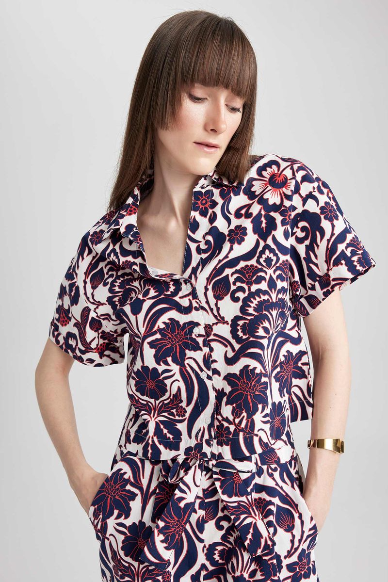Woman Casual Cropped Fit Shirt Neck Woven Short Sleeve Shirt - Navy