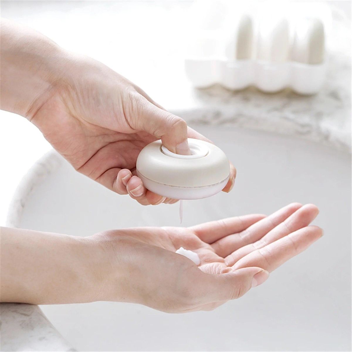 4pcs/set Collapsible Refillable Bottles Travel Round Pods Box Liquid Face Cream Lotion Shampoo Storage Box Cosmetic Dispenser
