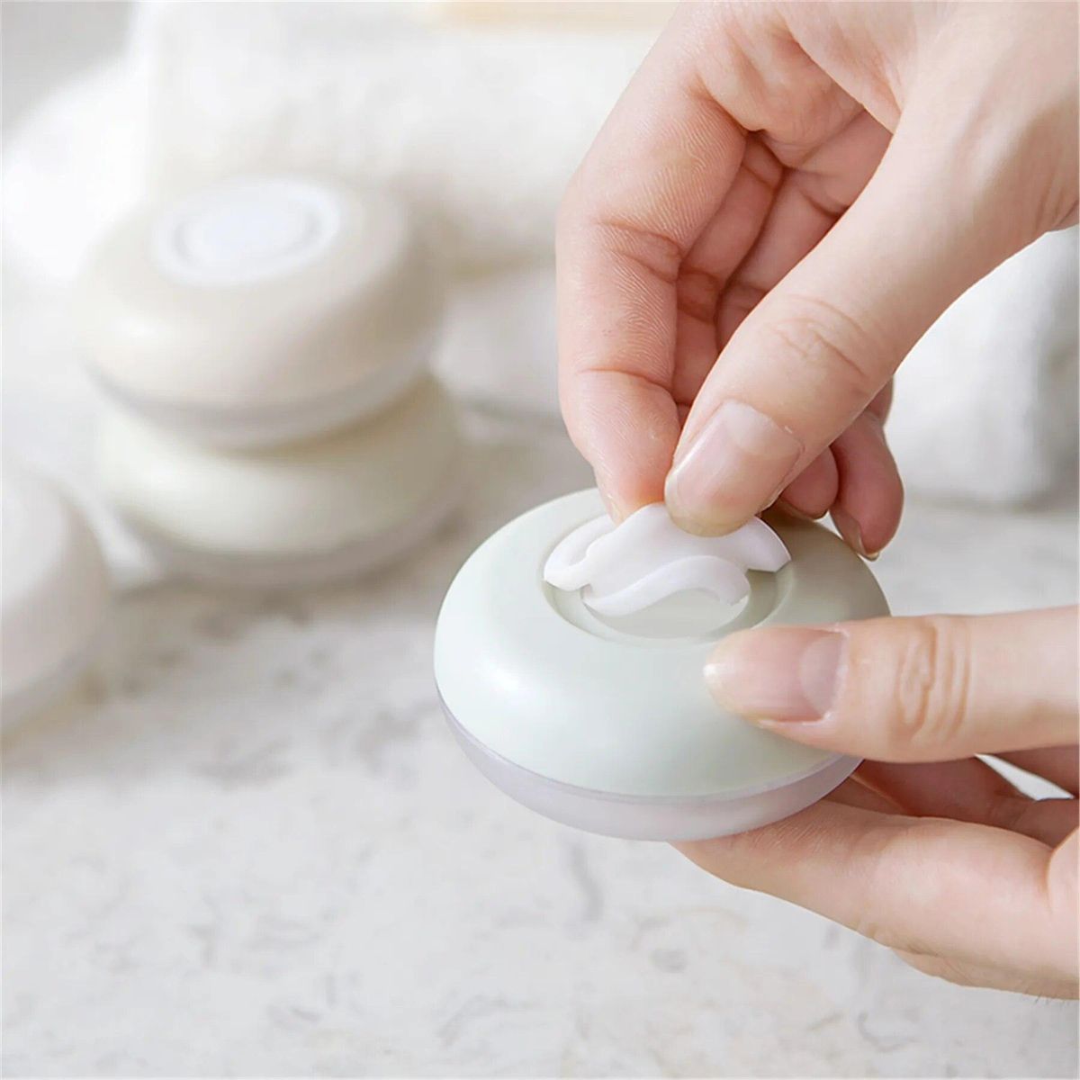 4pcs/set Collapsible Refillable Bottles Travel Round Pods Box Liquid Face Cream Lotion Shampoo Storage Box Cosmetic Dispenser