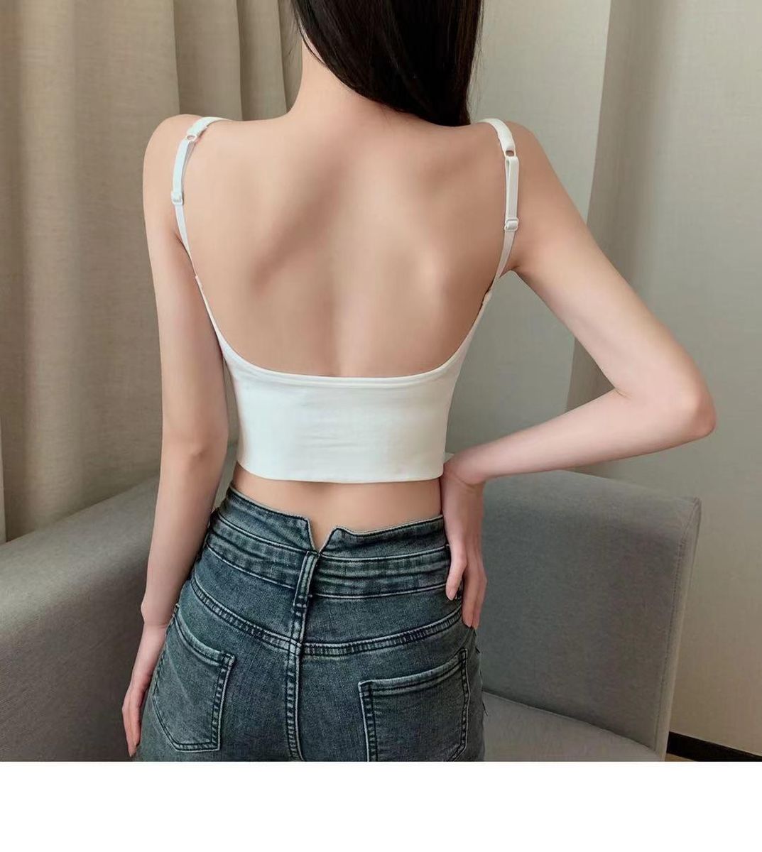 A new sports bra wrapped around the chest for women, which gathers a small vest