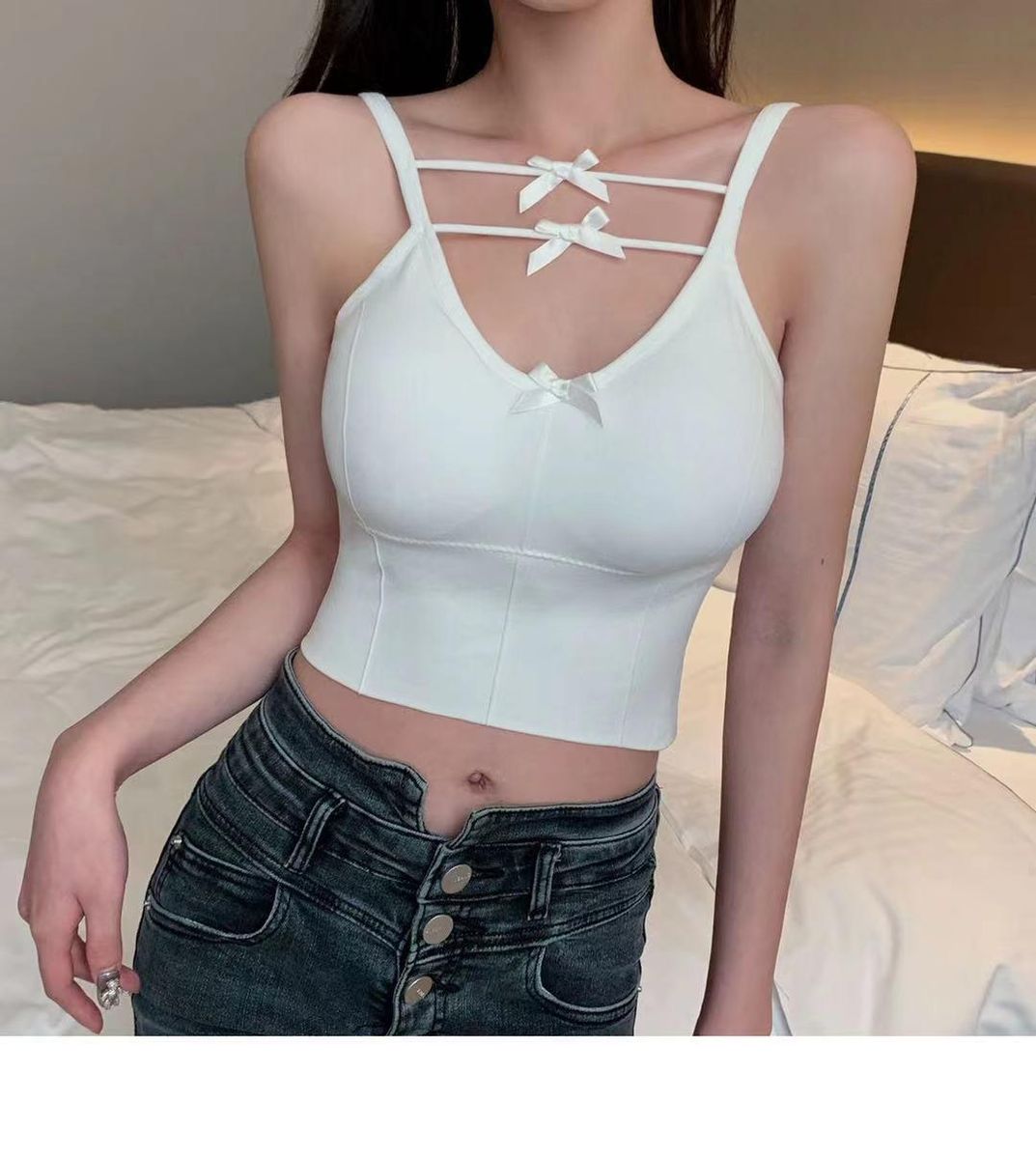 A new sports bra wrapped around the chest for women, which gathers a small vest