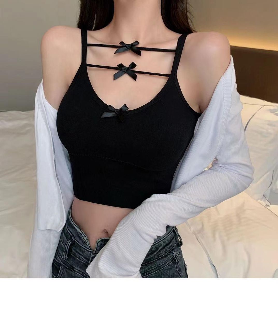 A new sports bra wrapped around the chest for women, which gathers a small vest