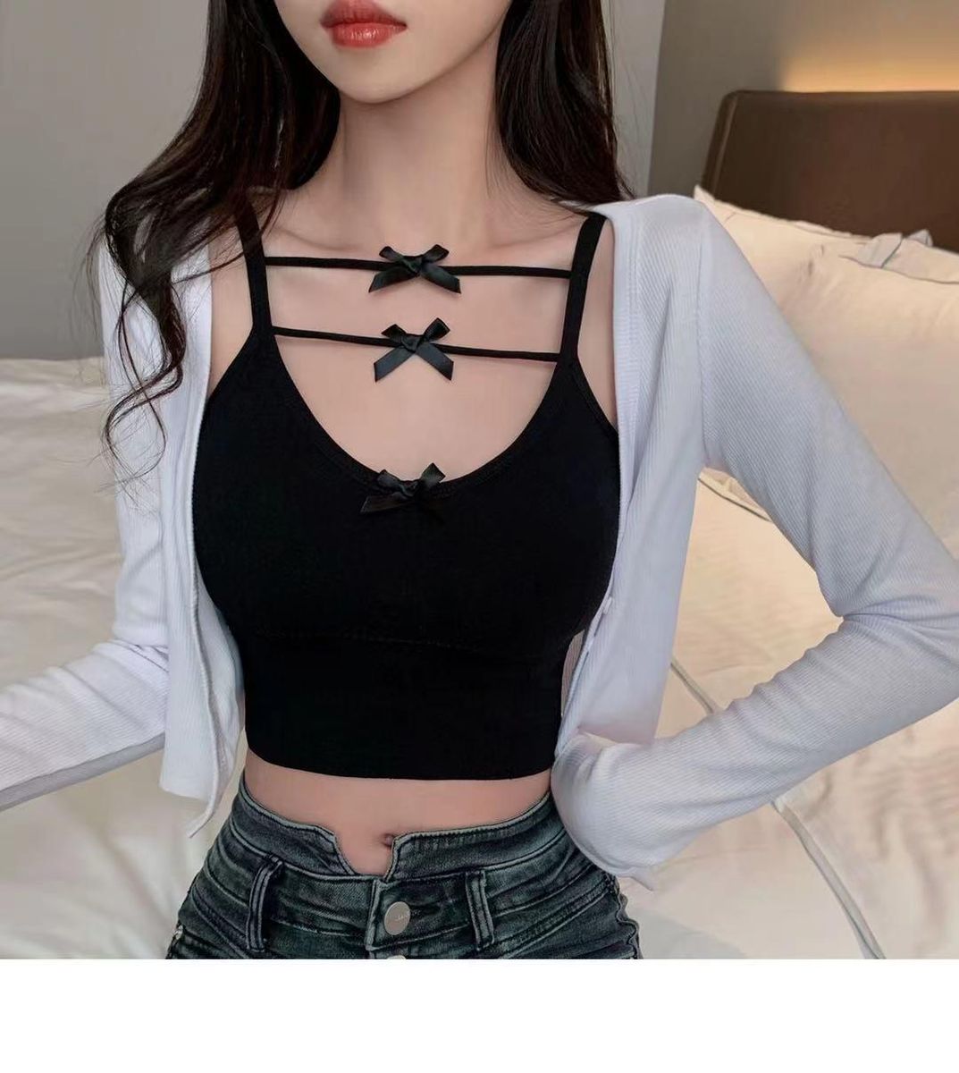 A new sports bra wrapped around the chest for women, which gathers a small vest