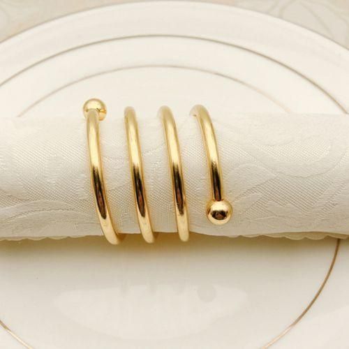 8-Piece Set Of Golden Napkins And Round Napkin