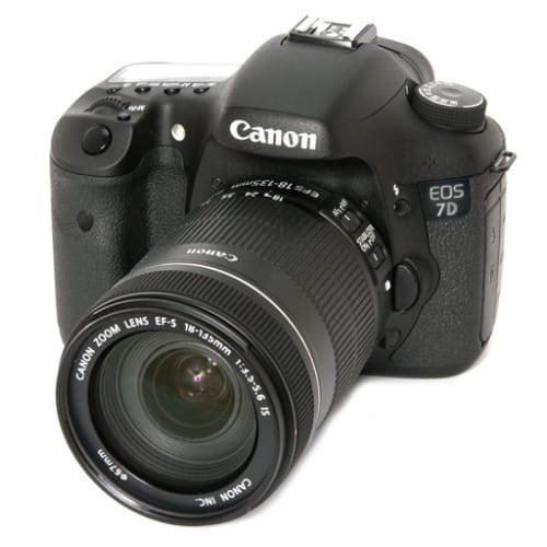 Camera Eos 7d + 18 - 135mm Lens