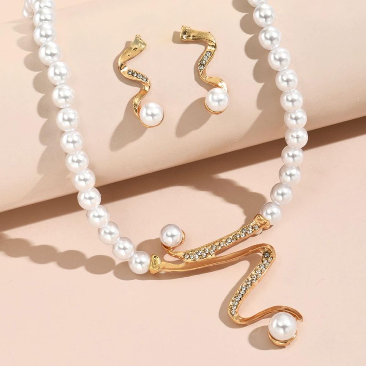 Fashionable Zinc Alloy Crystal Simulated Pearl Pendant Necklace with 1 Pair of Earrings Charm Jewelry Set for Women Girls Wedding Party Gift