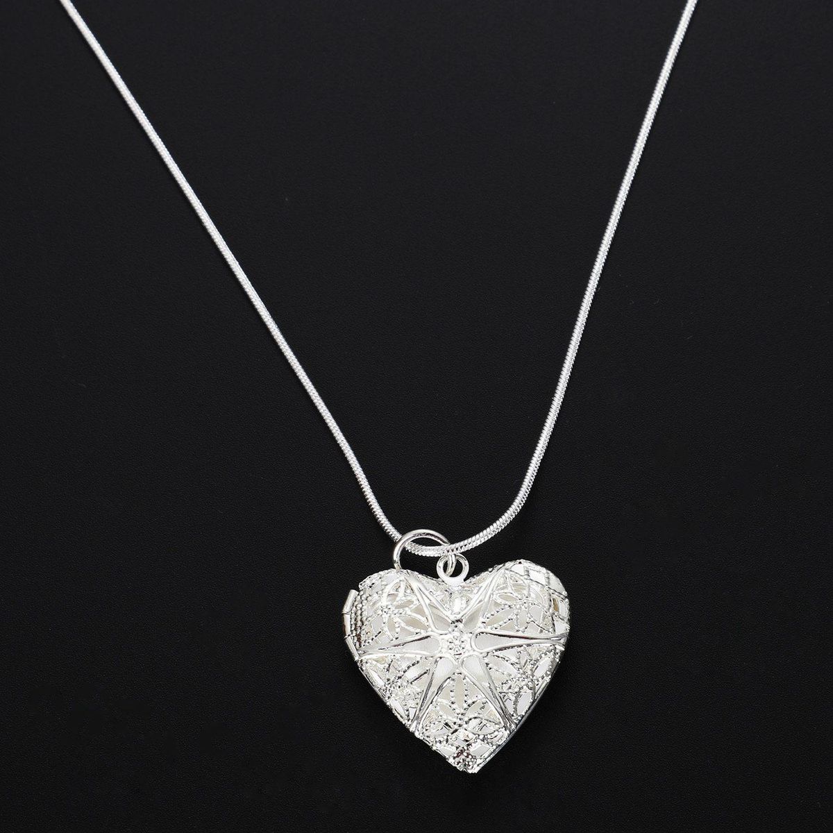 Fashion Woman Heart Hollow Neck Pendant Photo Holder