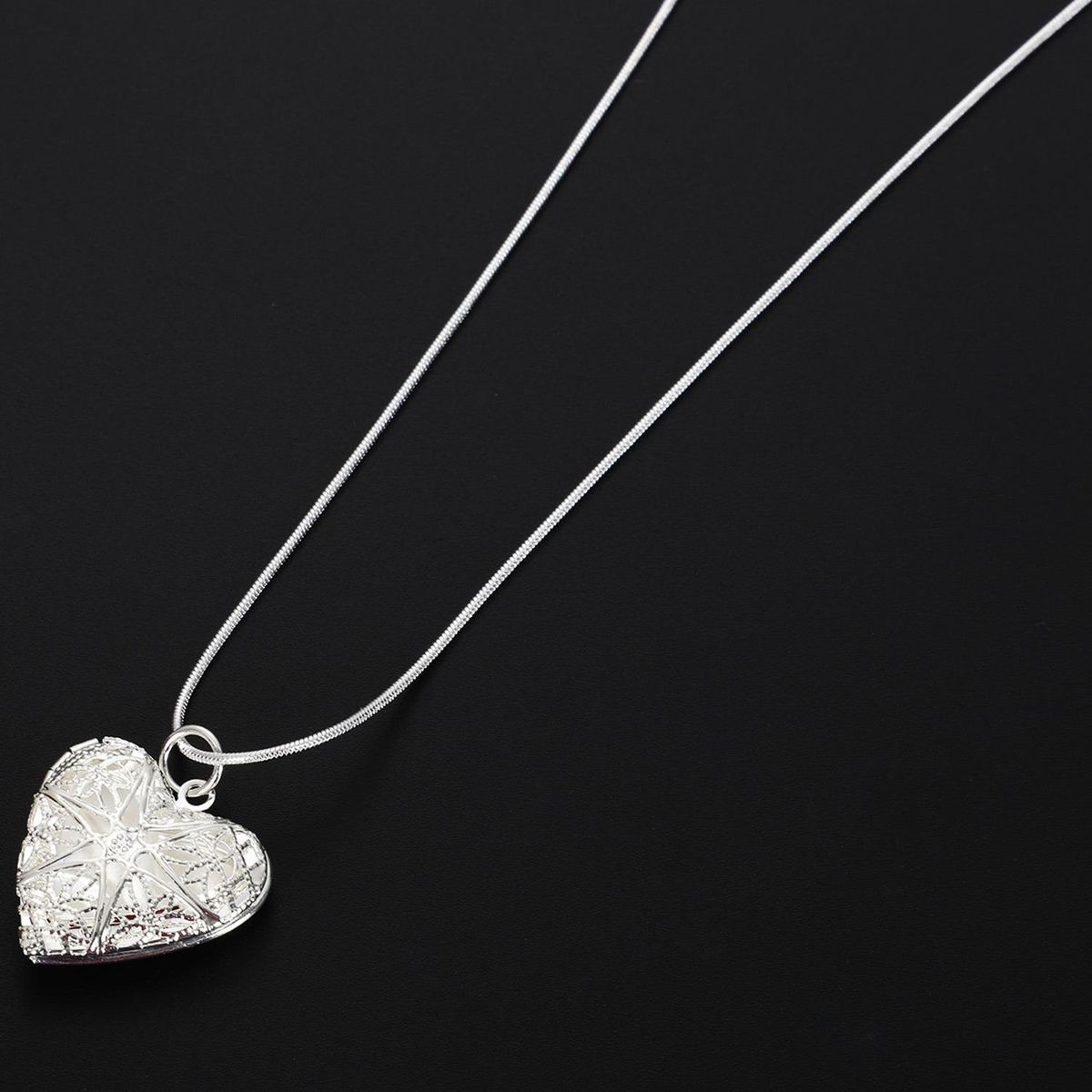 Fashion Woman Heart Hollow Neck Pendant Photo Holder