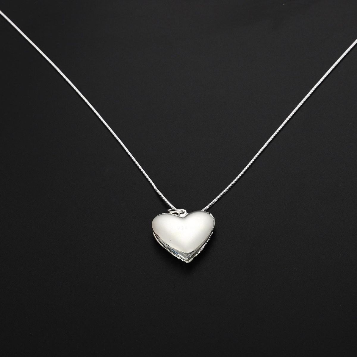 Fashion Woman Heart Hollow Neck Pendant Photo Holder
