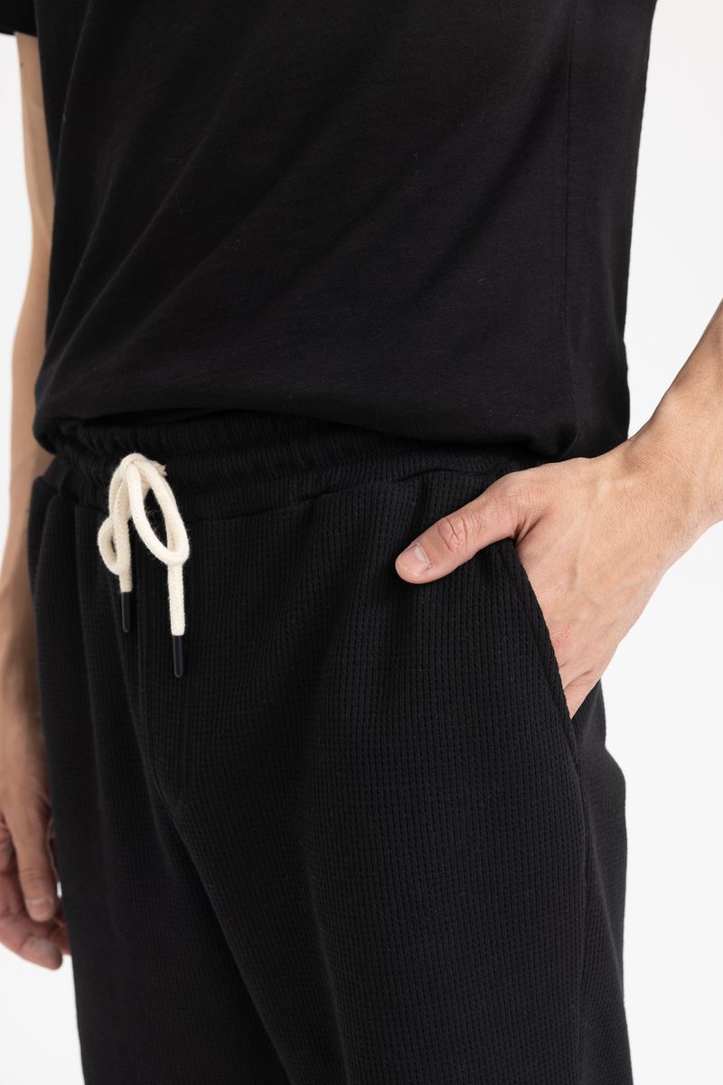 Man Slim Fit Knitted Knitted Short - Black