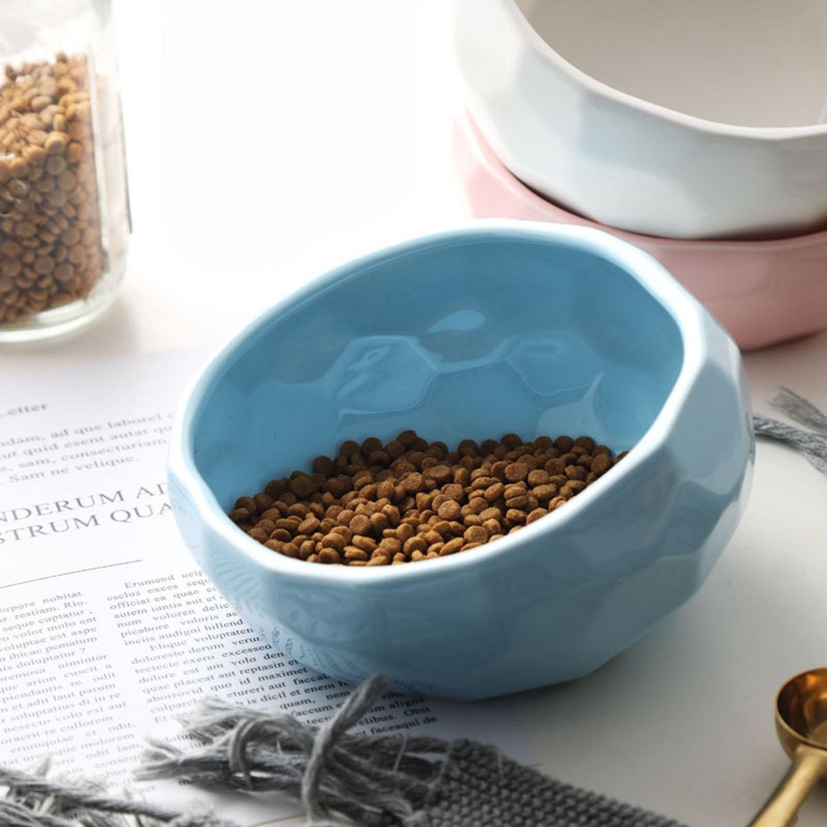 Pet bowl oblique mouth cat bowl food bowl dog bowl method bucket food bowl large capacity high oblique mouth bowl to protect the spine white Diamond oblique bowl + rack