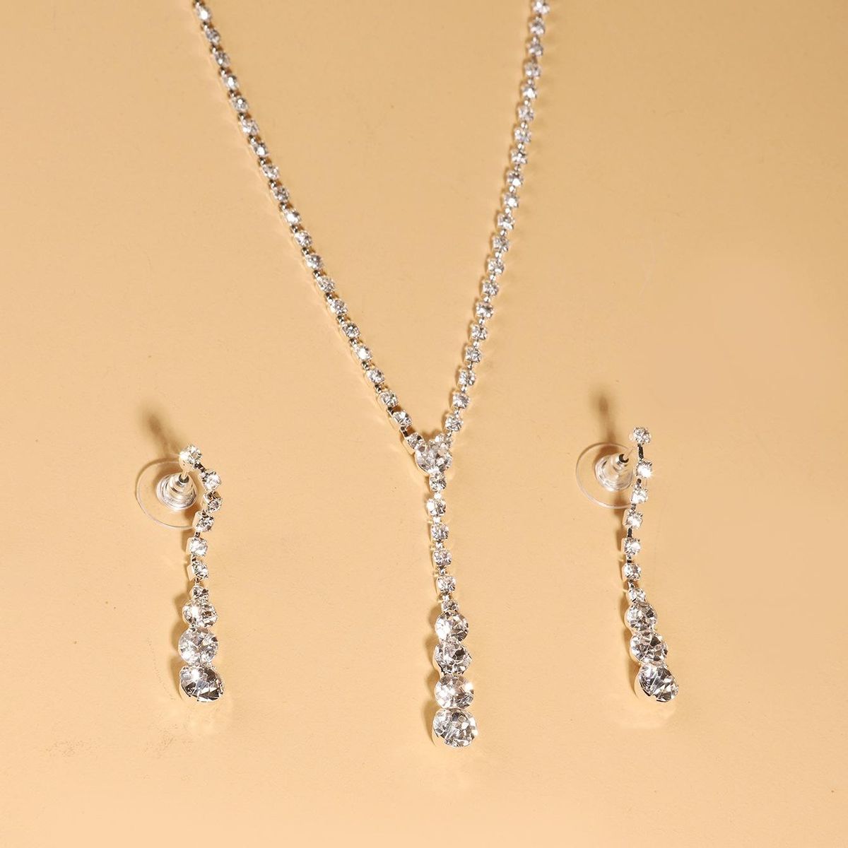 Diamond necklace and earrings set make you the most beautiful bride
