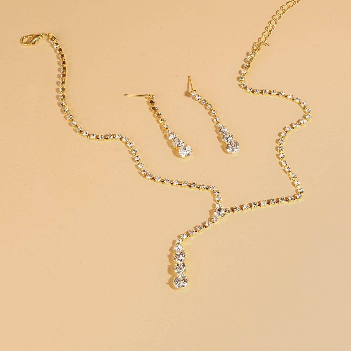 Diamond necklace and earrings set make you the most beautiful bride