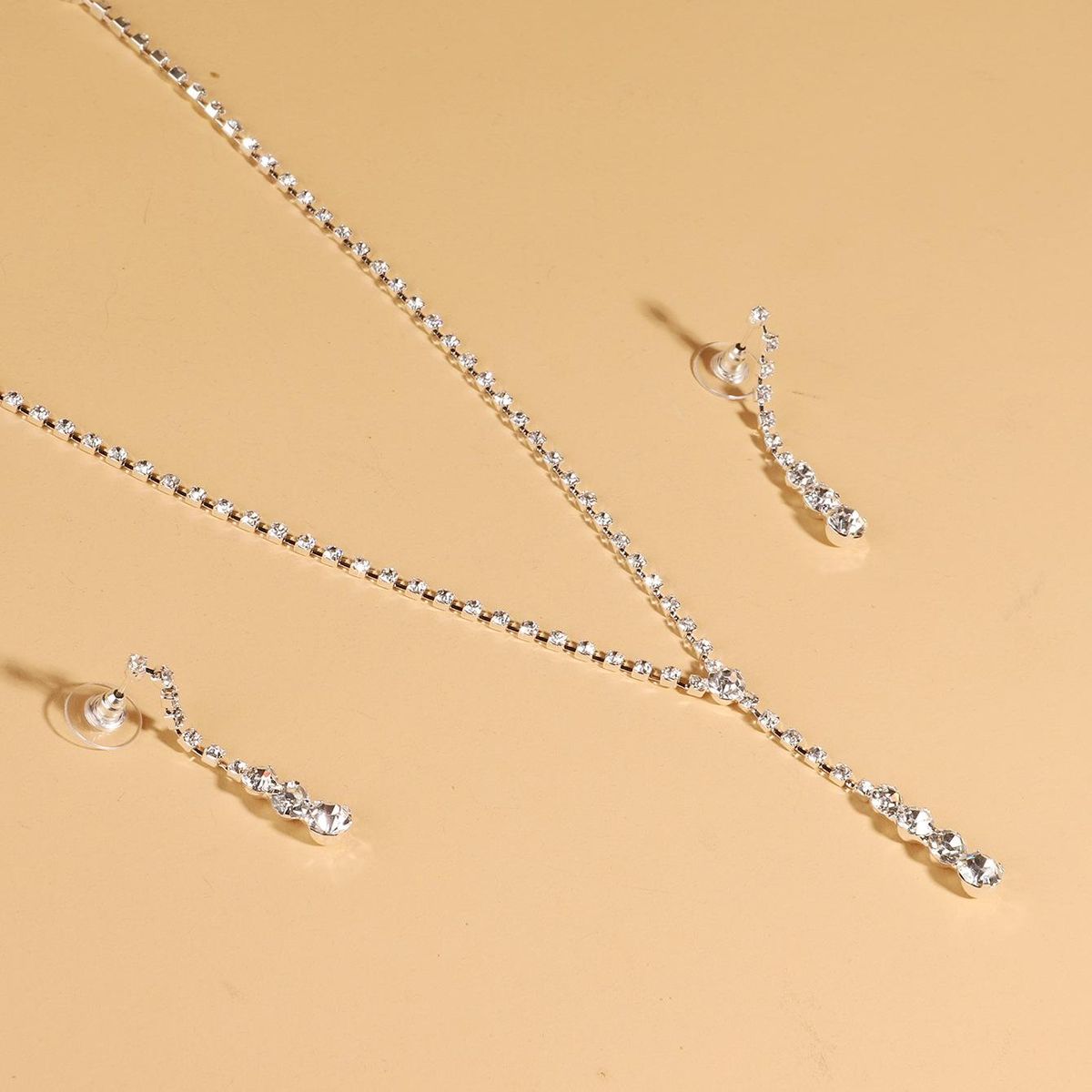 Diamond necklace and earrings set make you the most beautiful bride
