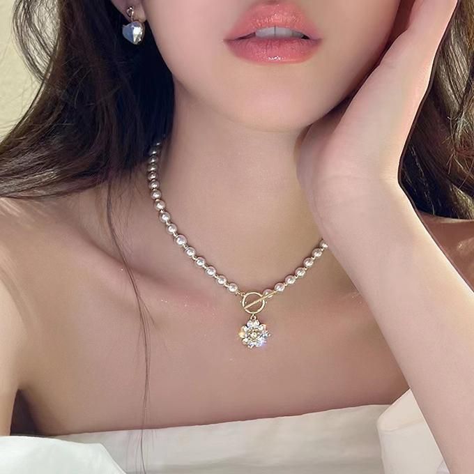 Pearl Necklace For Ladies Flower pendant Chain For Women - Gold&White