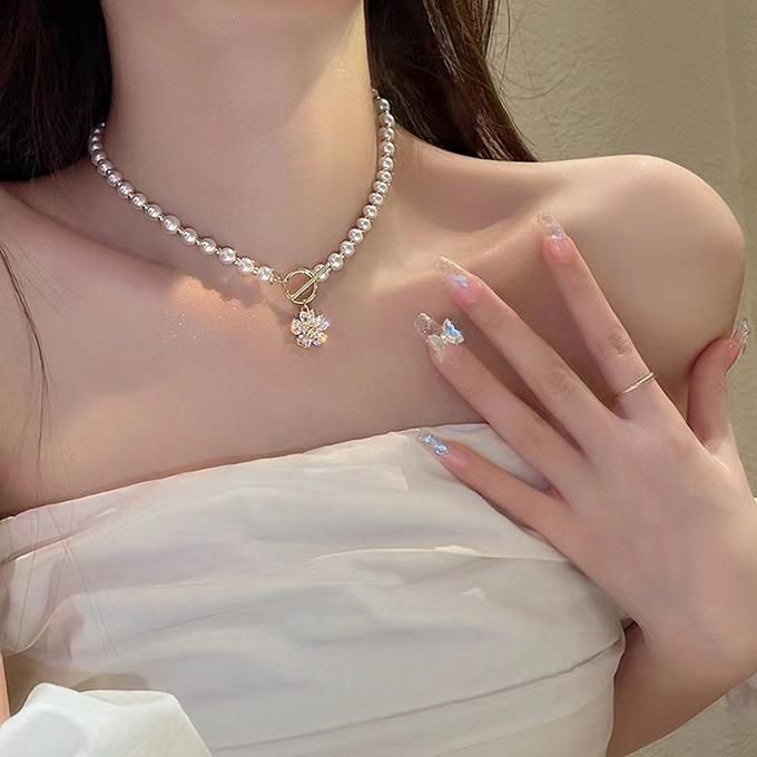 Pearl Necklace For Ladies Flower pendant Chain For Women - Gold&White