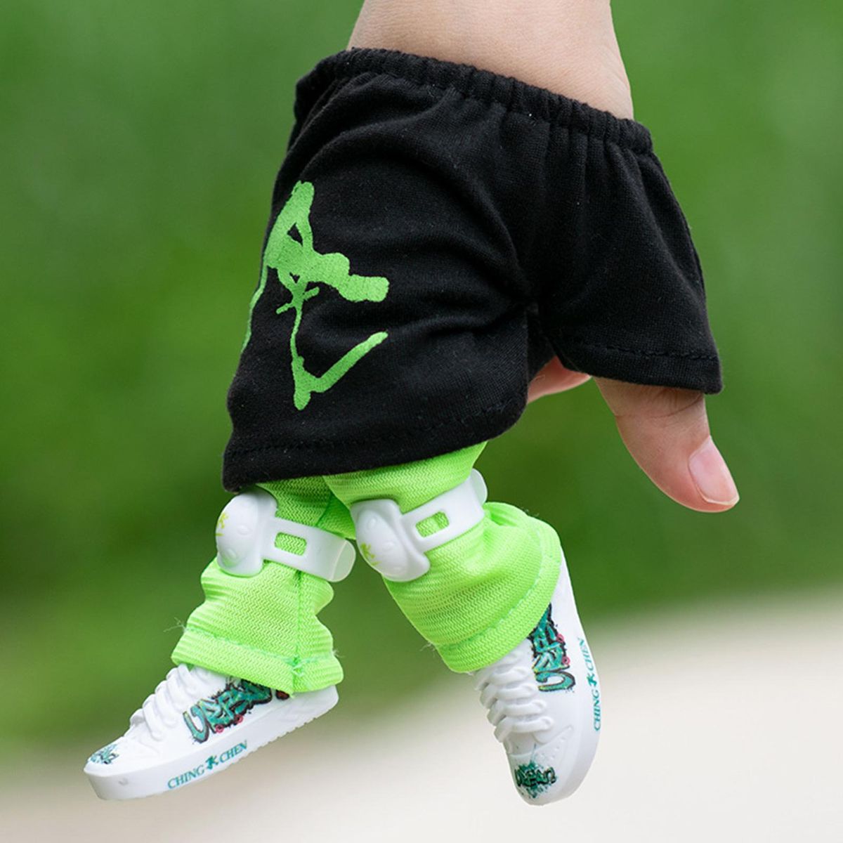 Mini Finger Scooter Set Mini Finger Skateboard with Pants and Shoes