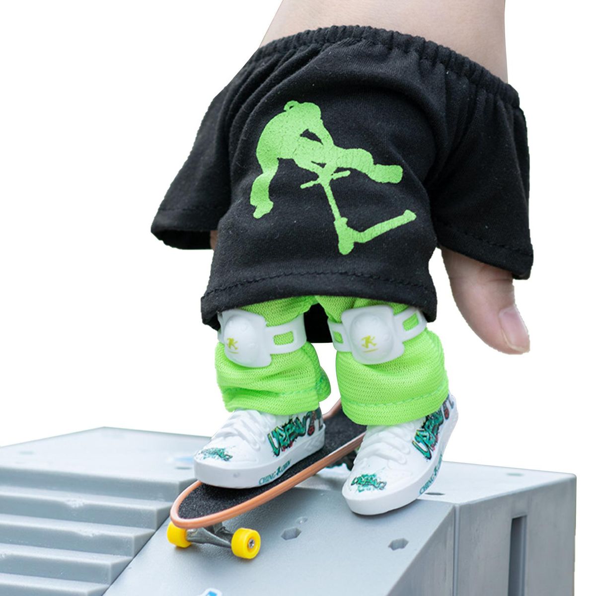 Mini Finger Scooter Set Mini Finger Skateboard with Pants and Shoes