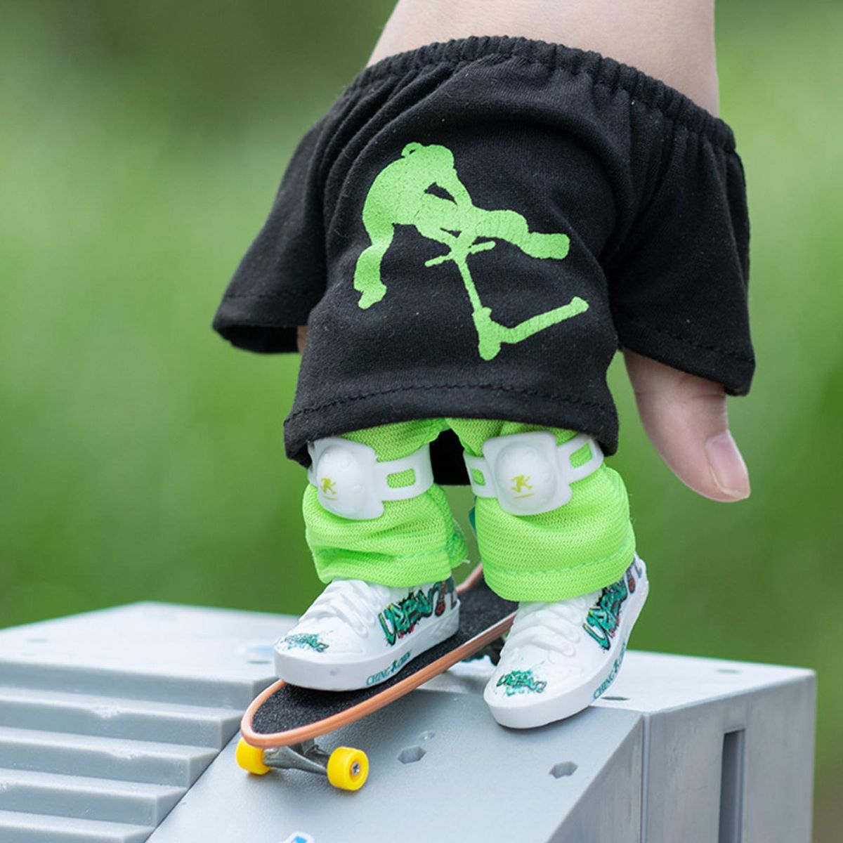 Mini Finger Scooter Set Mini Finger Skateboard with Pants and Shoes