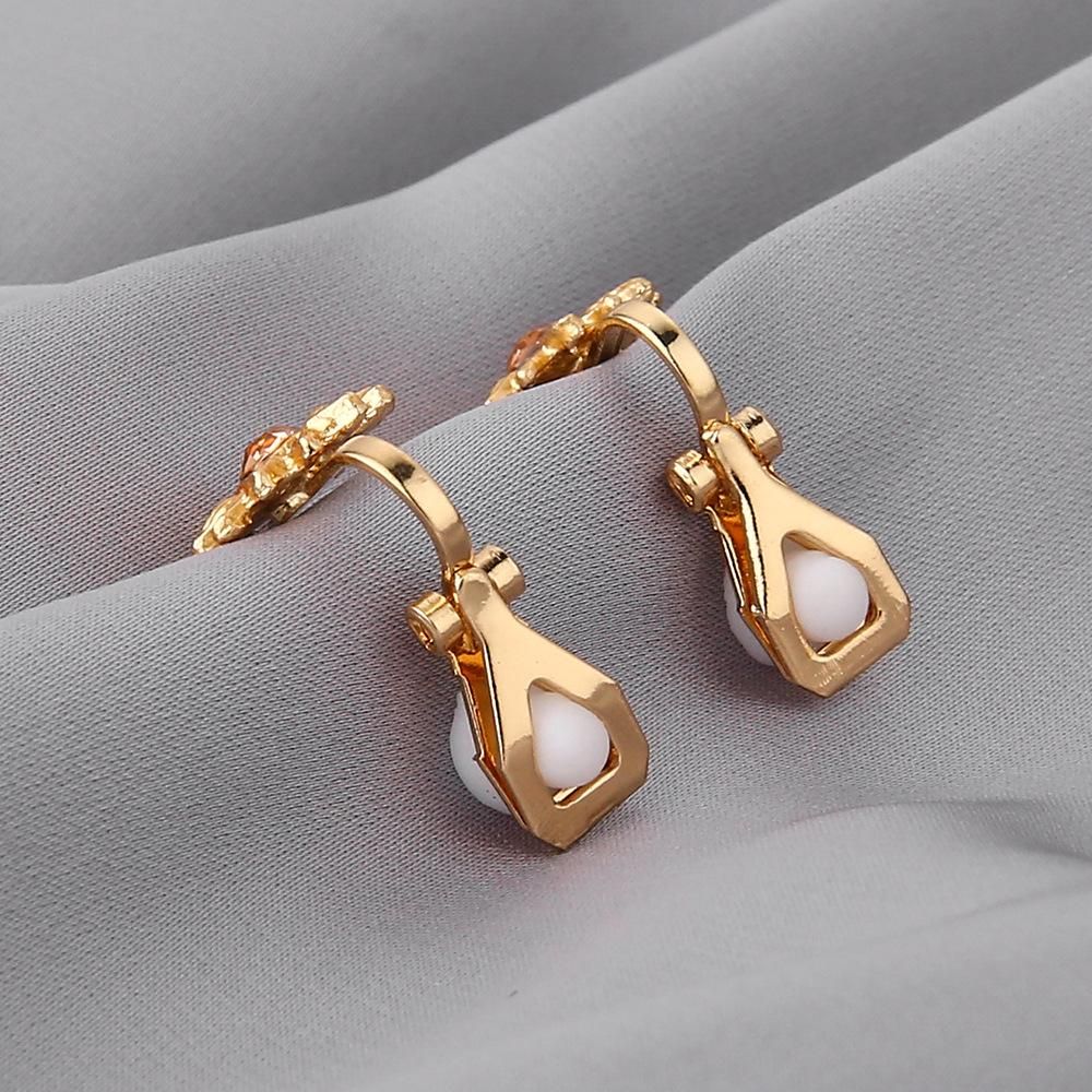 Fashion Women's Micro-encrusted Zircon Niche Design Small Daisy Ear Clip