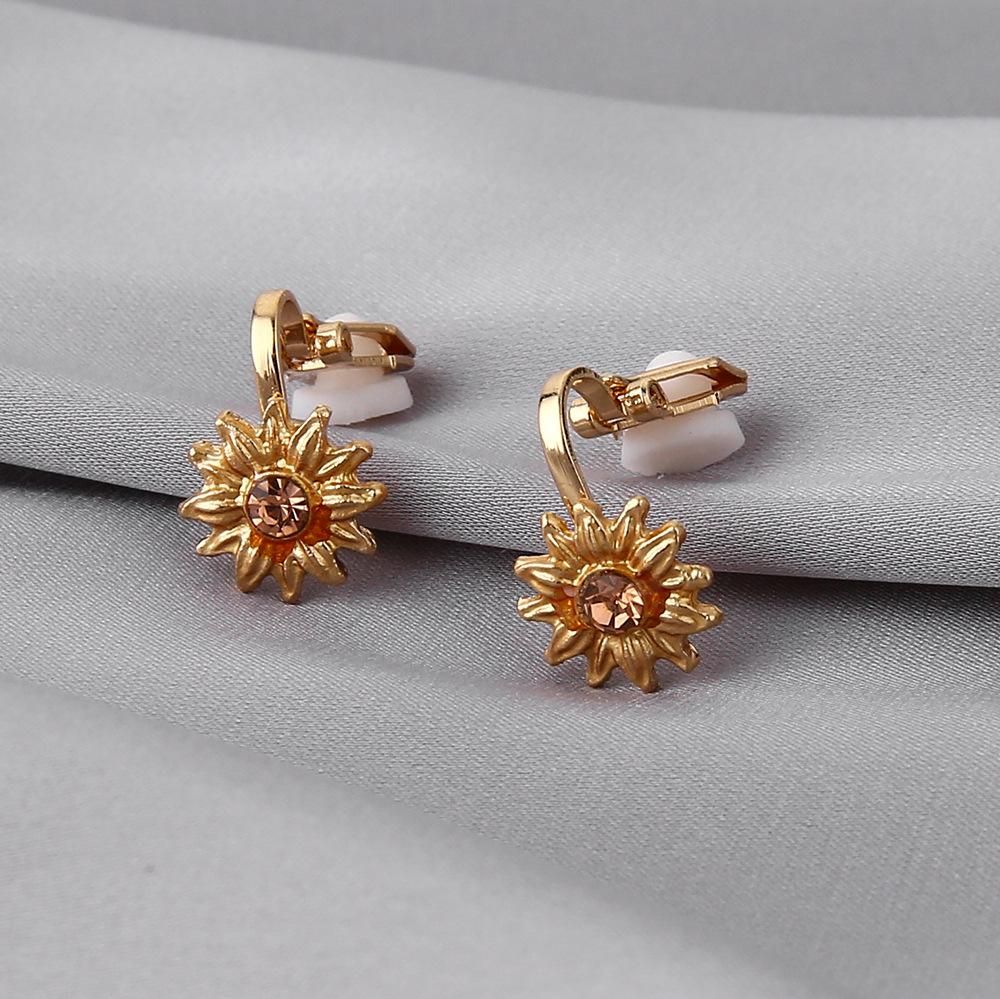 Fashion Women's Micro-encrusted Zircon Niche Design Small Daisy Ear Clip