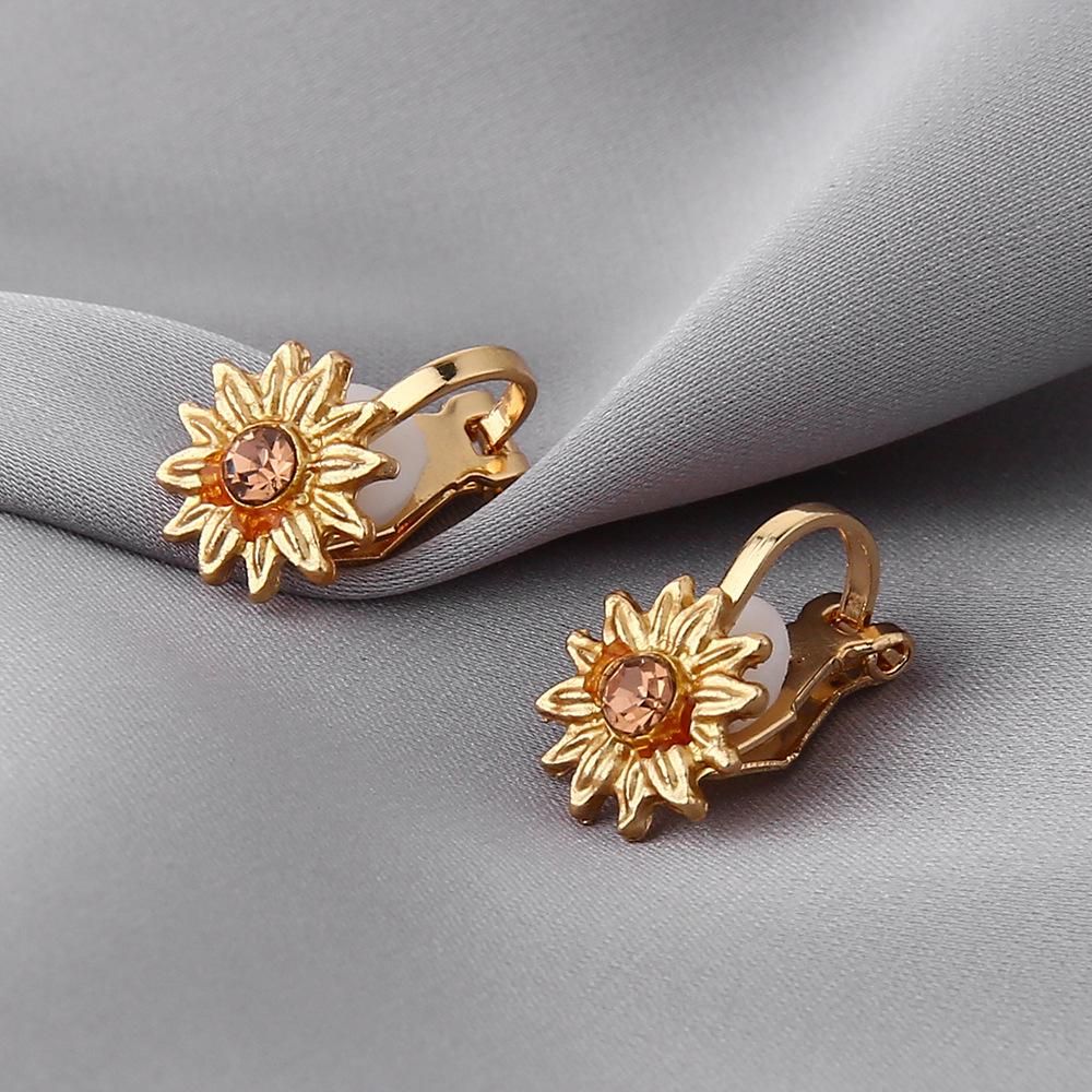 Fashion Women's Micro-encrusted Zircon Niche Design Small Daisy Ear Clip